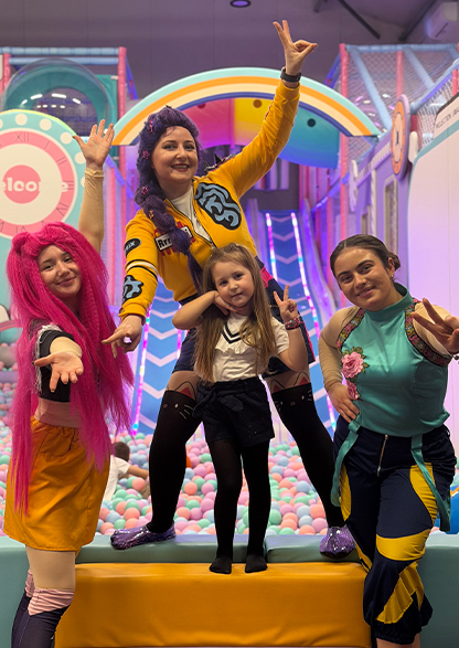 În lumea K-POP: Strălucește, Dansează, Defilează